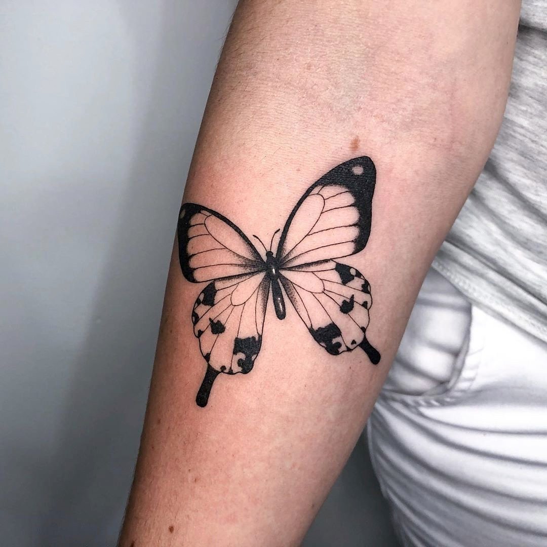 FLOR BORBOLETA NA MÃO – tatuagem de flor e borboleta na mão. 
