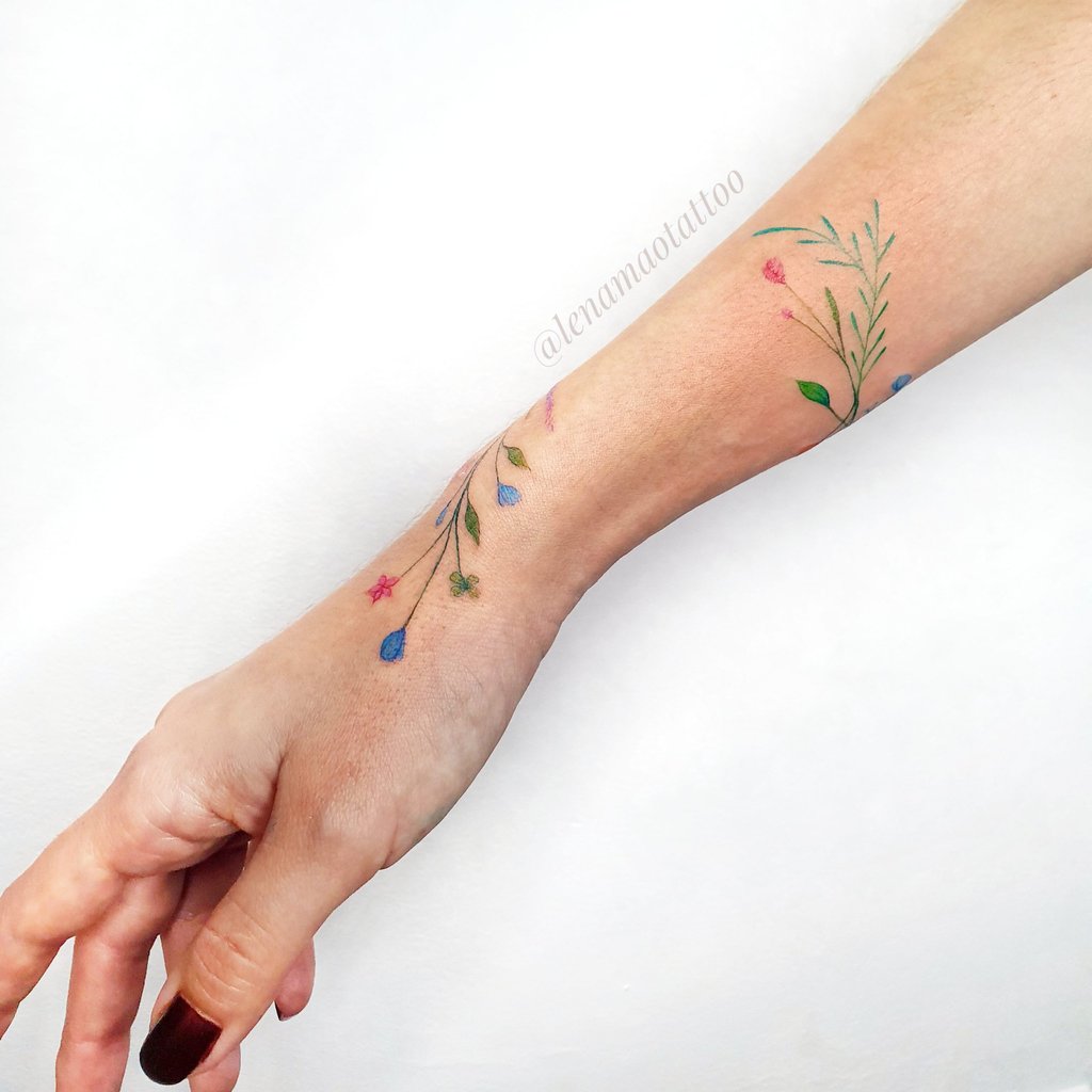 Tatuagem feminina nas mãos: mais de 25 ideias para se inspirar