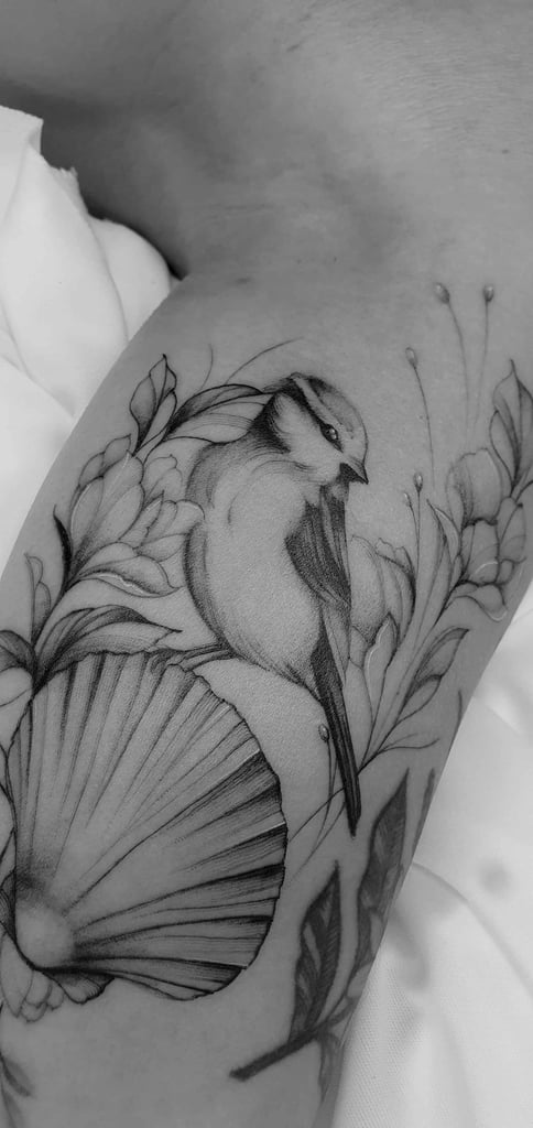 Foto de tatuagem feita por Lines & Botany (@jacquecezarani_ink)